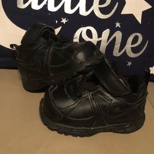Nike Size 4 All Black Sneaker  EUC